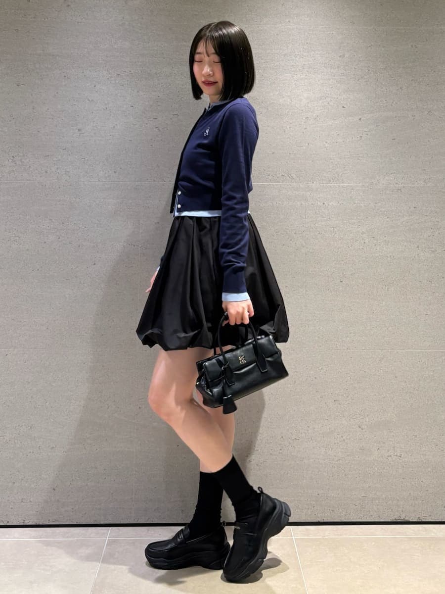 ブラック系のボストンバッグ、ブラック系のその他パンツ、ブルー系のカーディガン/ボレロを着用したレディースの冬コーディネートの2枚目の写真