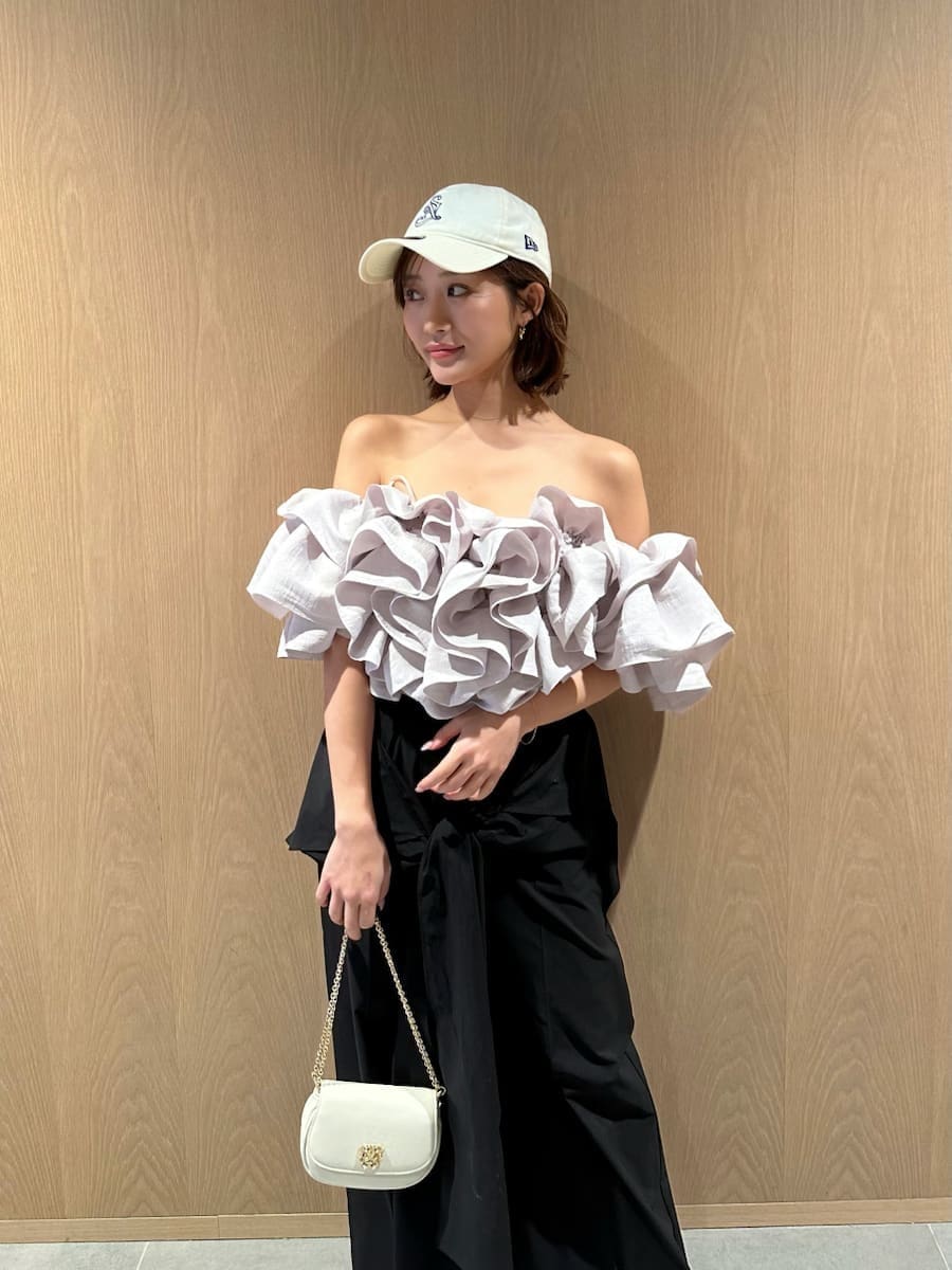 ブラック系のその他パンツ、グレー系のシャツ/ブラウス、ホワイト系のショルダーバッグを着用したレディースの春コーディネートの6枚目の写真