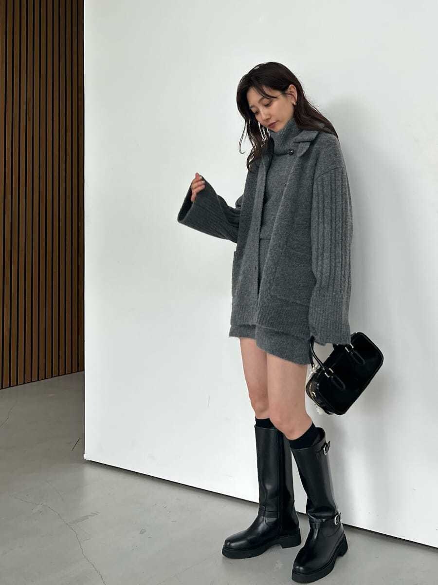 グレー系のカーディガン/ボレロ、グレー系のワンピース、ブラック系のボストンバッグを着用したレディースの夏コーディネートの2枚目の写真