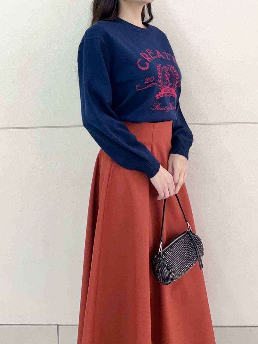 ブラック系のブーツ、ブルー系のニット/セーターを着用したレディースの冬コーディネートの7枚目の写真