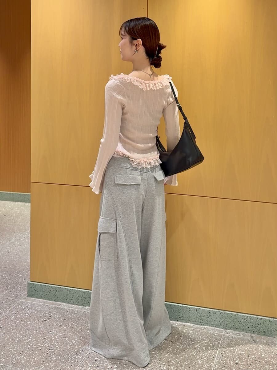 グレー系のその他パンツ、ピンク系のニット/セーター、ブラック系のショルダーバッグを着用したレディースの夏コーディネートの4枚目の写真
