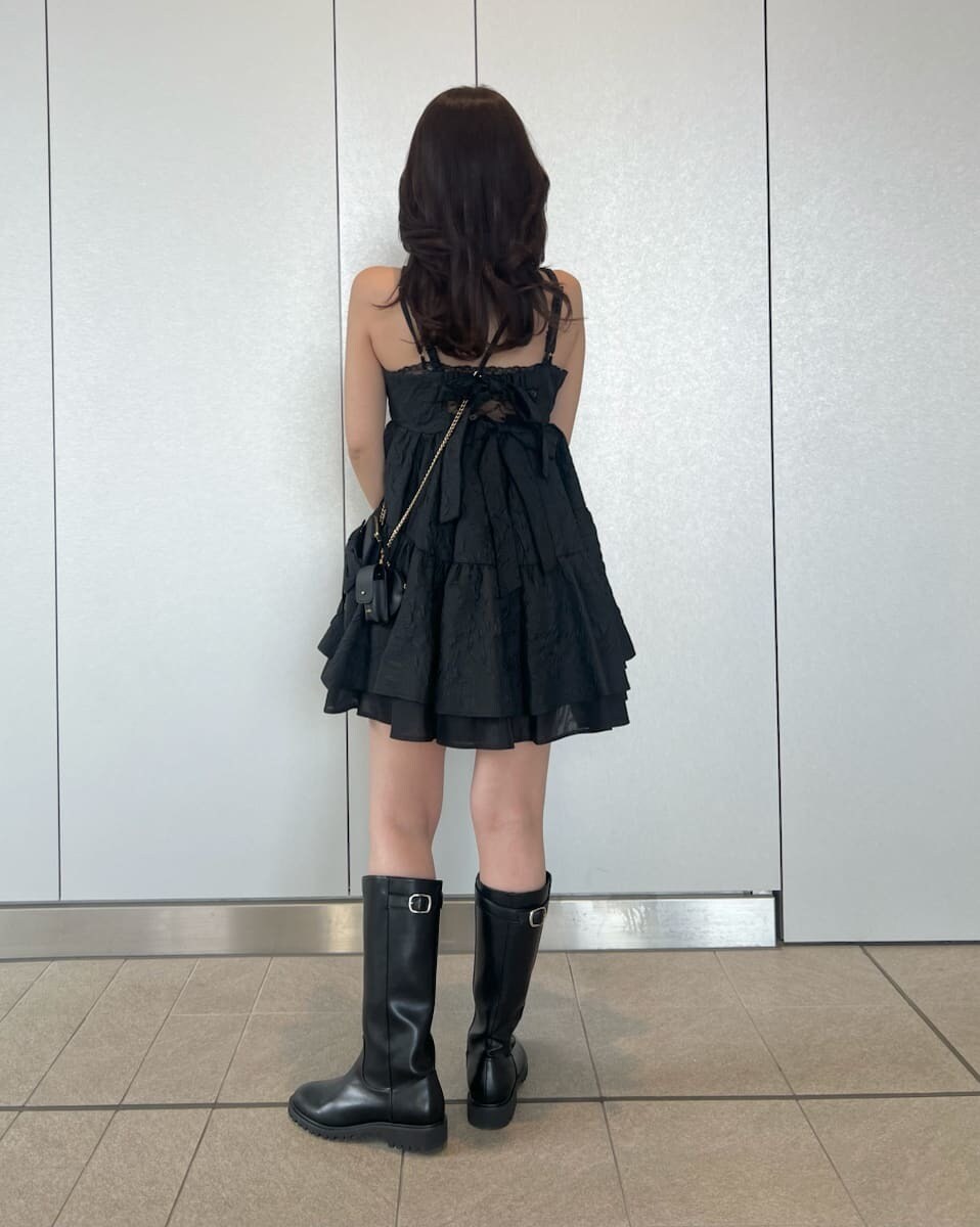 ブラック系のショルダーバッグ、ホワイト系のシュシュを着用したレディースの春コーディネートの3枚目の写真