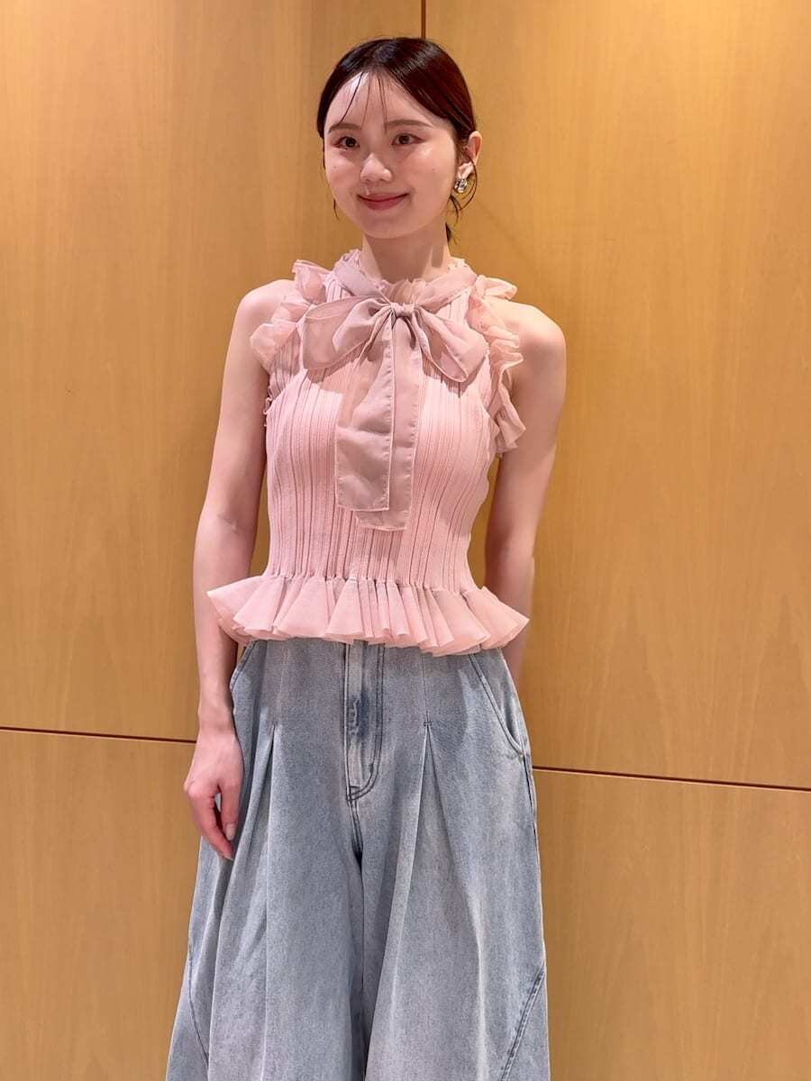 ブルー系のデニムパンツ、その他のサンダル、ピンク系のニット/セーターを着用したレディースの夏コーディネートの5枚目の写真
