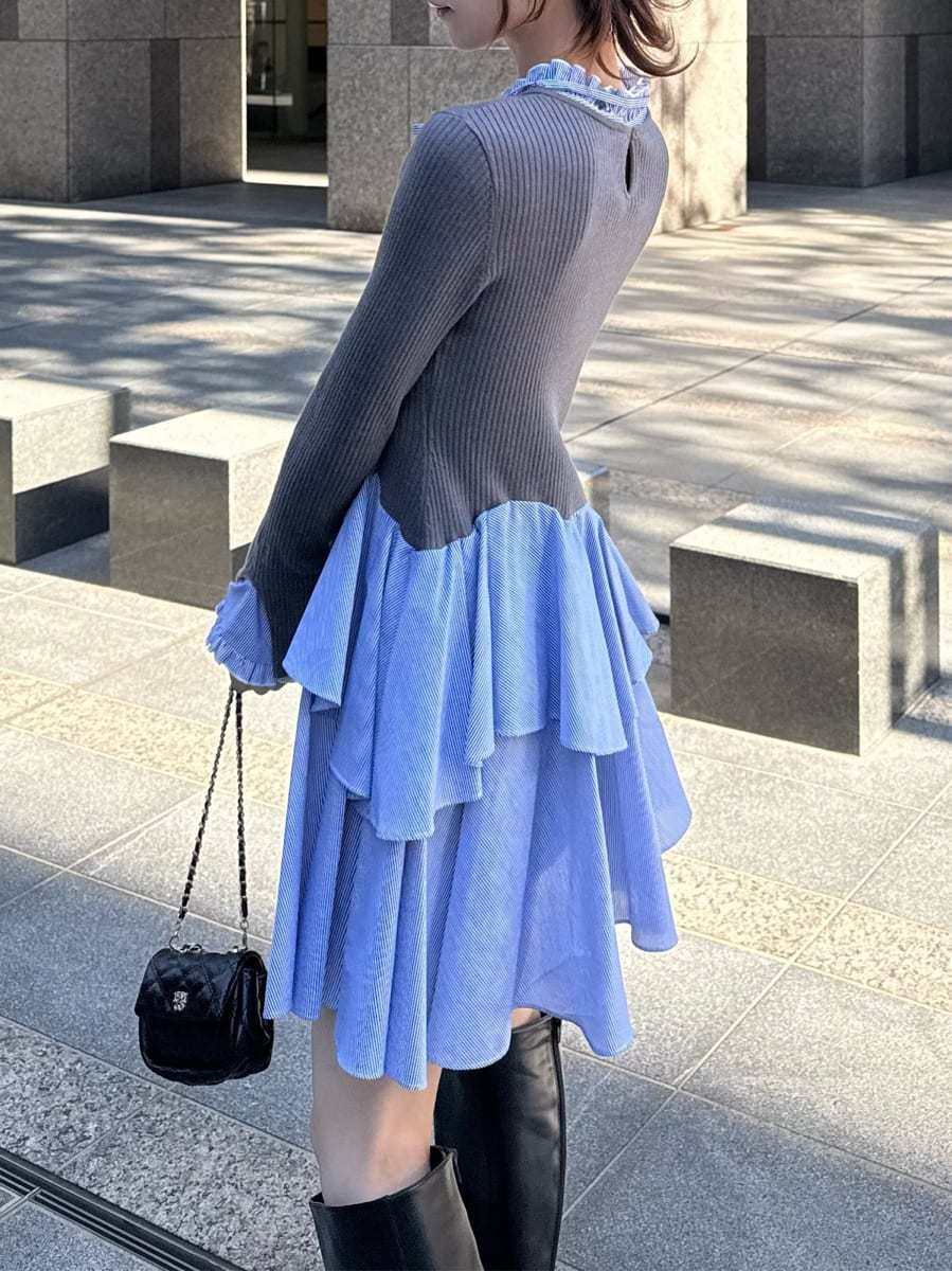 ブラック系のブーツ、ブラック系のショルダーバッグ、その他のワンピースを着用したレディースの冬コーディネートの4枚目の写真