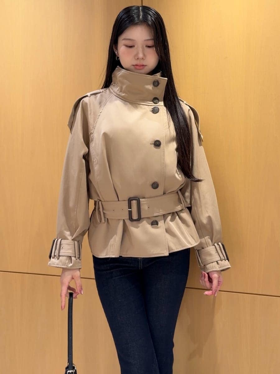 ブルー系のデニムパンツ、ベージュ系のブルゾン、グレー系のカーディガン/ボレロを着用したレディースの秋コーディネートの2枚目の写真
