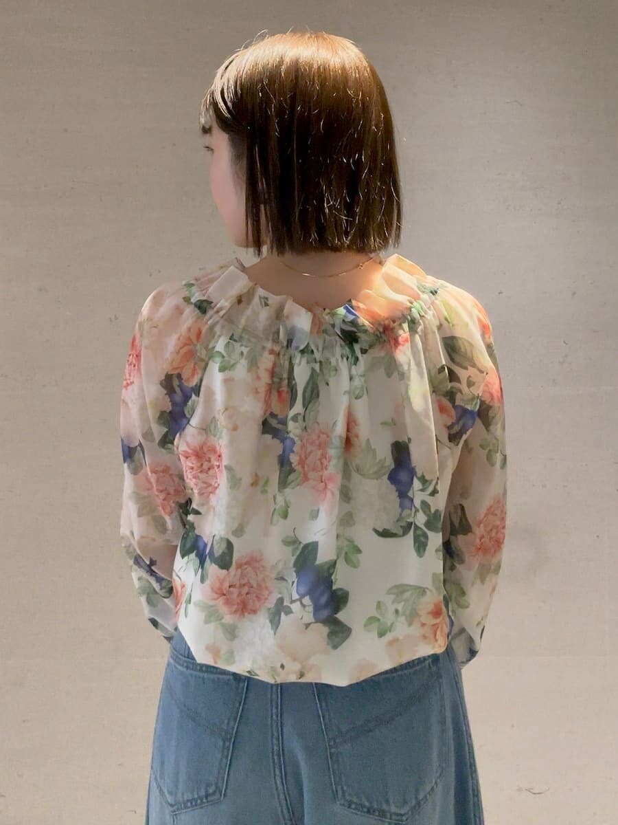 ブルー系のデニムパンツ、その他のシャツ/ブラウス、ホワイト系のショルダーバッグを着用したレディースの冬コーディネートの8枚目の写真