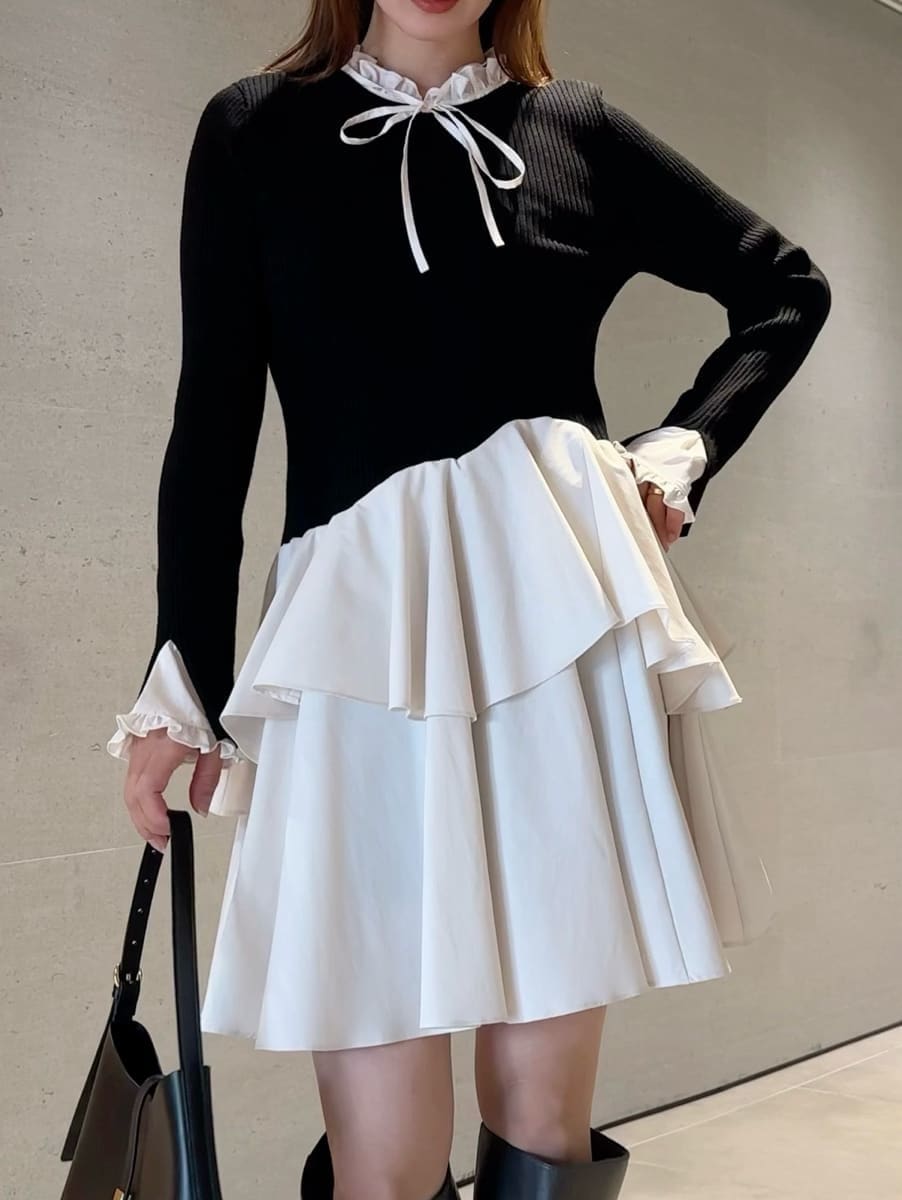 ブラック系のショルダーバッグ、グレー系のブーツ、ブラック系のワンピースを着用したレディースの冬コーディネートの5枚目の写真