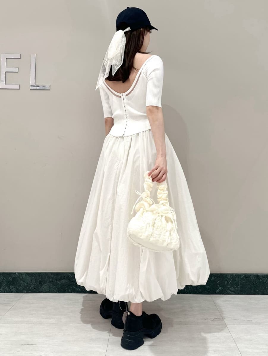 ブラック系のスニーカー、ブルー系のキャップを着用したレディースの春コーディネートの4枚目の写真