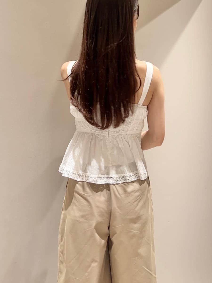 ホワイト系のシャツ/ブラウス、ベージュ系のその他パンツ、ブラック系のショルダーバッグを着用したレディースの夏コーディネートの6枚目の写真