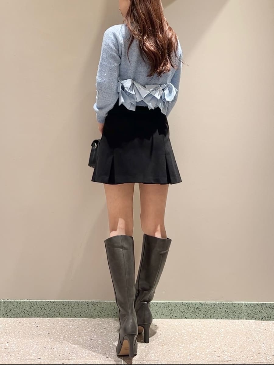 ブルー系のニット/セーター、ブラック系のスカート、ブラック系のショルダーバッグを着用したレディースの秋コーディネートの4枚目の写真