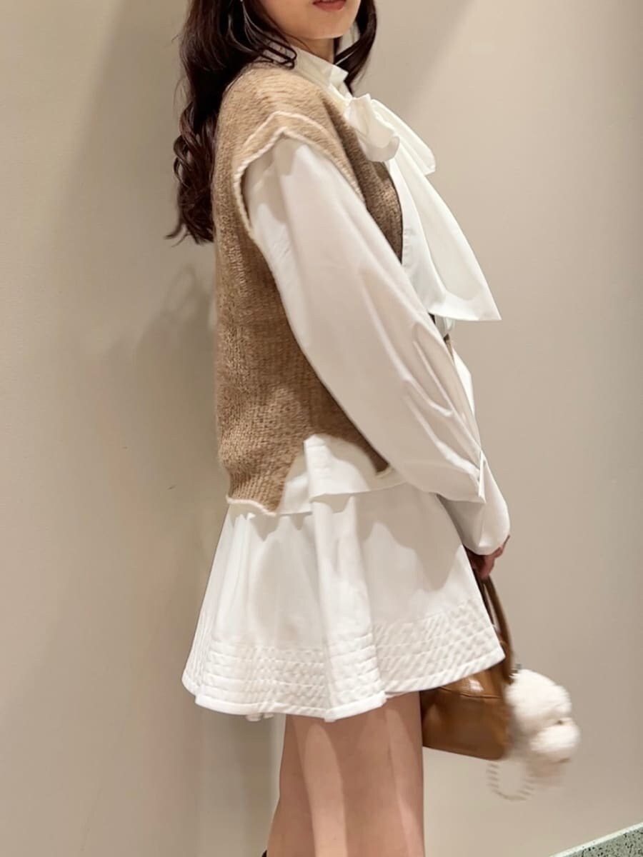 イエロー系のテーラードジャケット、ホワイト系のシャツ/ブラウス、ホワイト系のその他パンツを着用したレディースの秋コーディネートの7枚目の写真