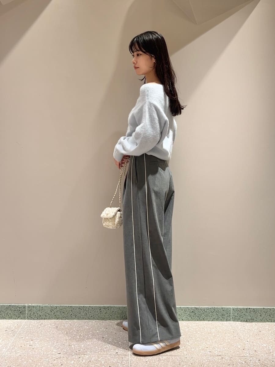 ブルー系のニット/セーター、グレー系のその他パンツ、ホワイト系のショルダーバッグを着用したレディースの秋コーディネートの2枚目の写真
