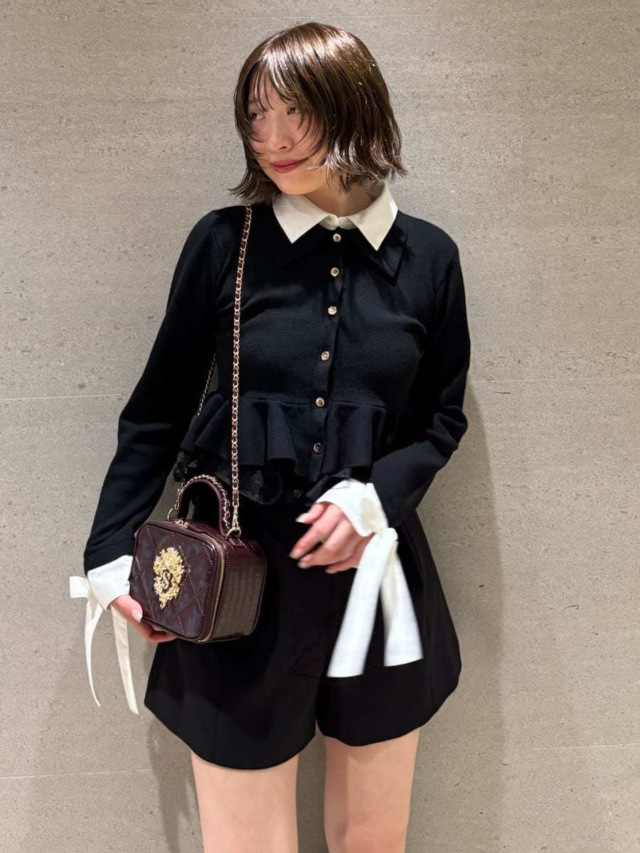ブラック系のその他パンツ、ブラック系のカーディガン/ボレロ、レッド系のショルダーバッグを着用したレディースの夏コーディネートの7枚目の写真