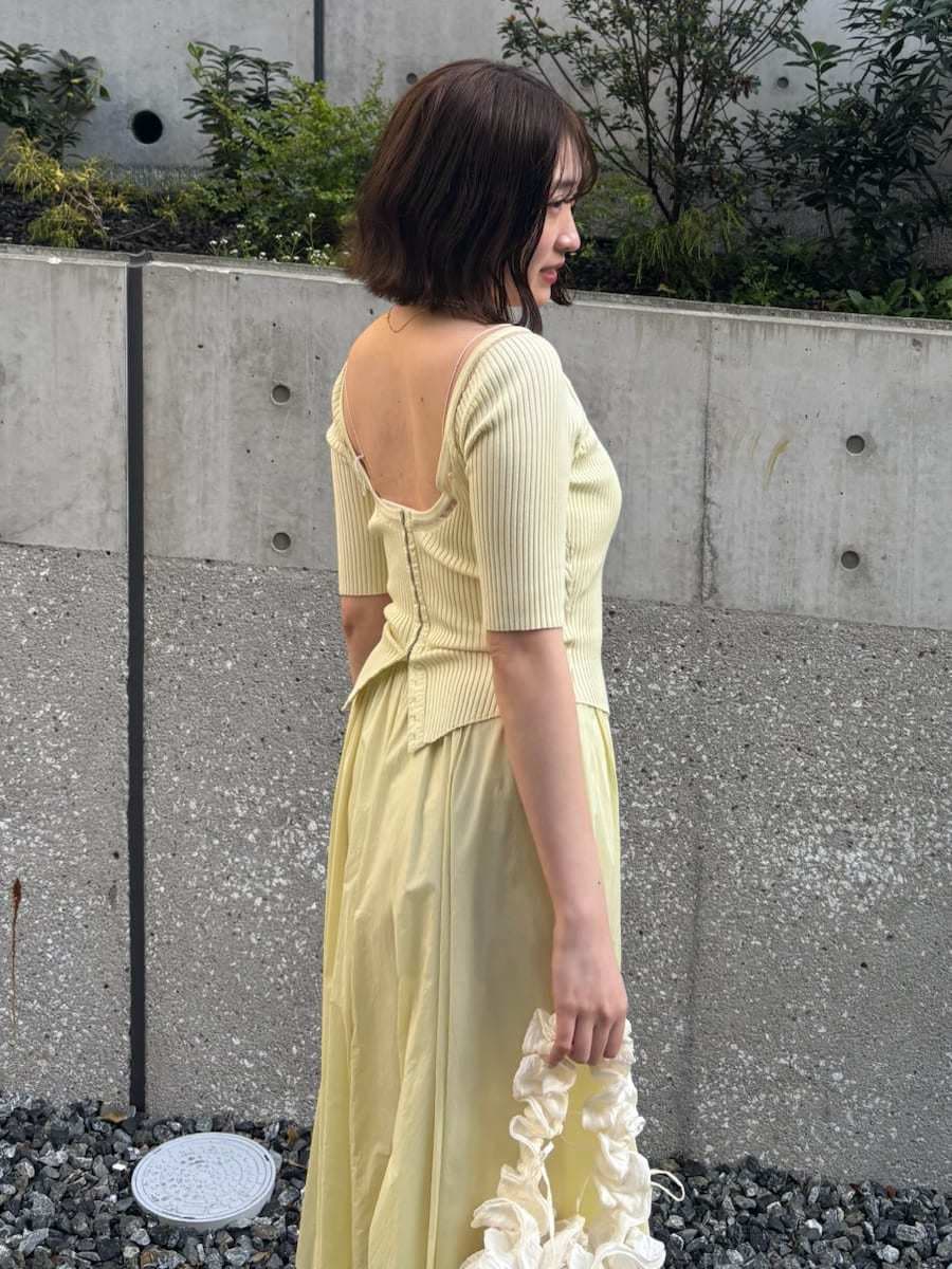 シルバー系のスニーカーを着用したレディースの春コーディネートの9枚目の写真