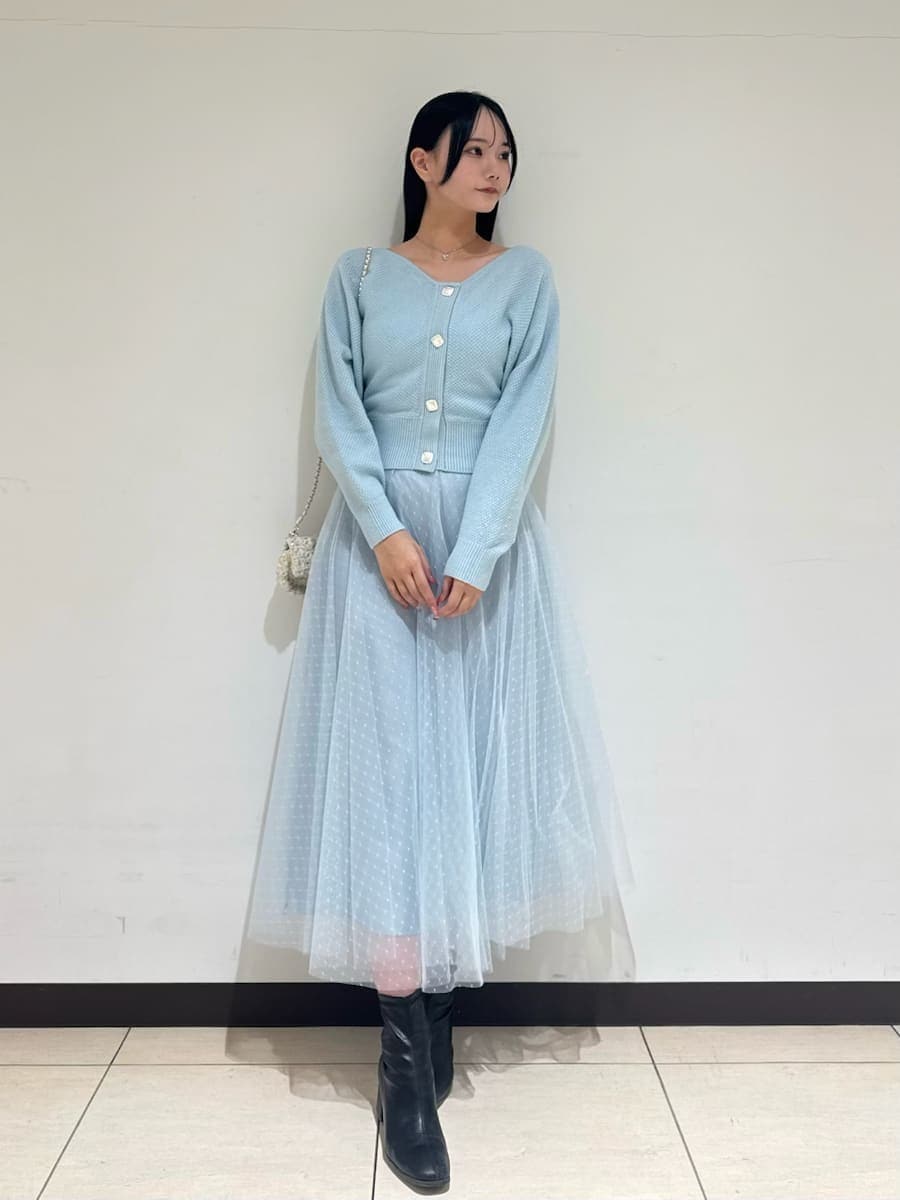 ホワイト系のショルダーバッグ、ブルー系のワンピース、ホワイト系のチェスターコートを着用したレディースの秋コーディネートの5枚目の写真