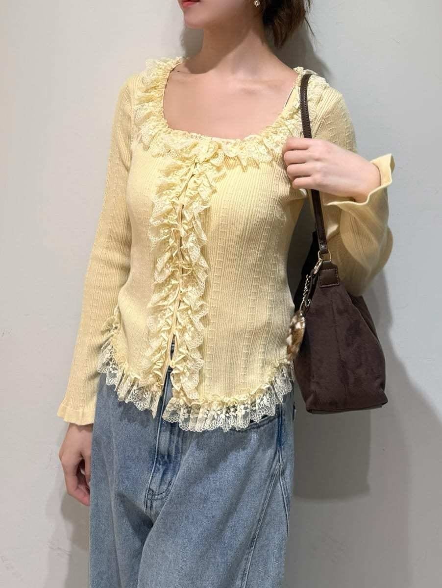 ホワイト系のサンダル、ブルー系のデニムパンツ、イエロー系のニット/セーターを着用したレディースの夏コーディネートの3枚目の写真