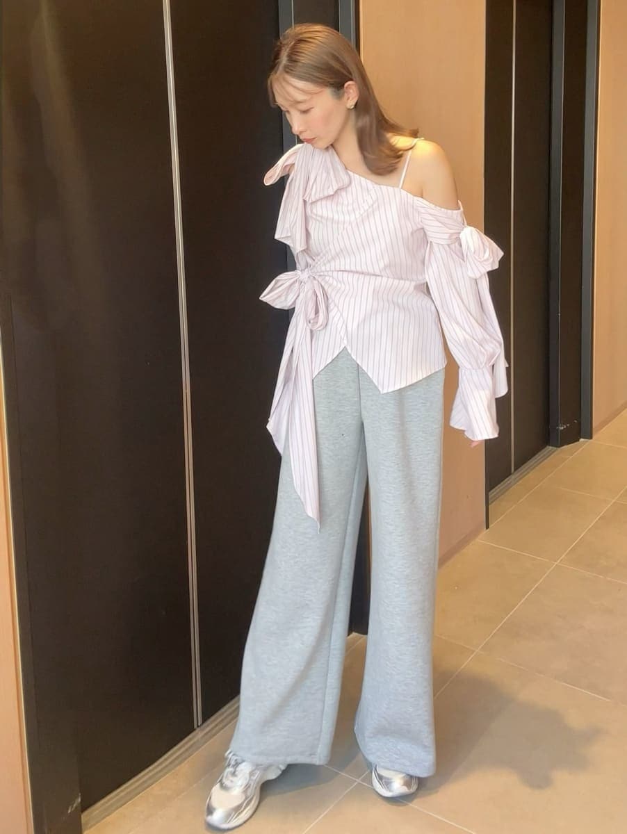 グレー系のスウェットパンツ、シルバー系のスニーカーを着用したレディースの冬コーディネートの3枚目の写真