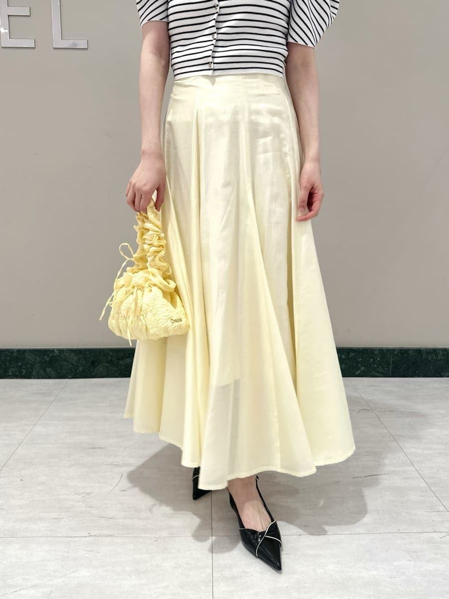 その他のカーディガン/ボレロ、ブラック系のパンプス、イエロー系のスカートを着用したレディースの春コーディネートの3枚目の写真