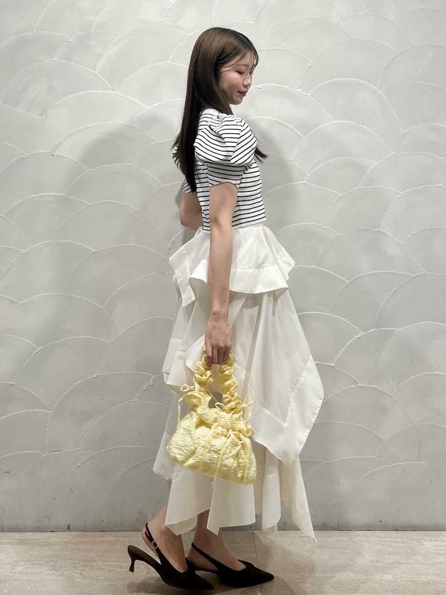 ホワイト系のスカート、その他のカーディガン/ボレロを着用したレディースの春コーディネートの3枚目の写真