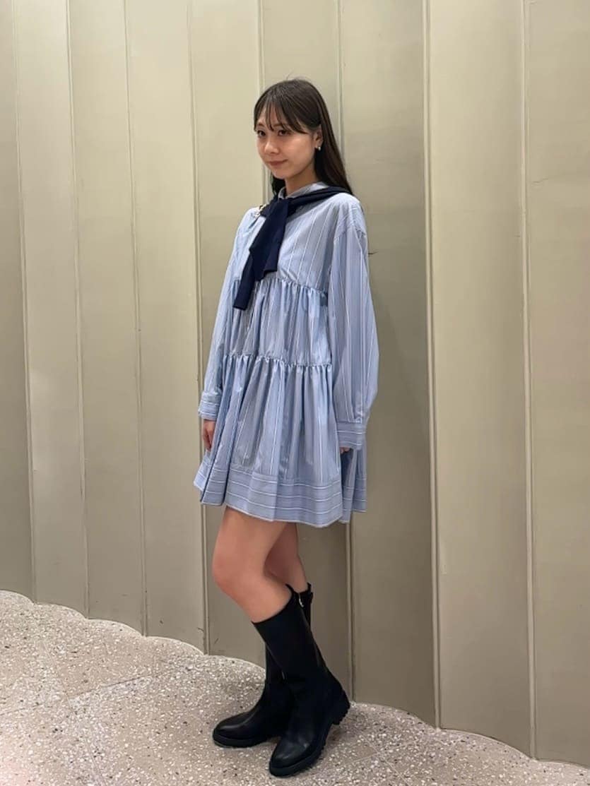 ブルー系のワンピース、ブルー系のカーディガン/ボレロ、ブラック系のショルダーバッグを着用したレディースの春コーディネートの3枚目の写真