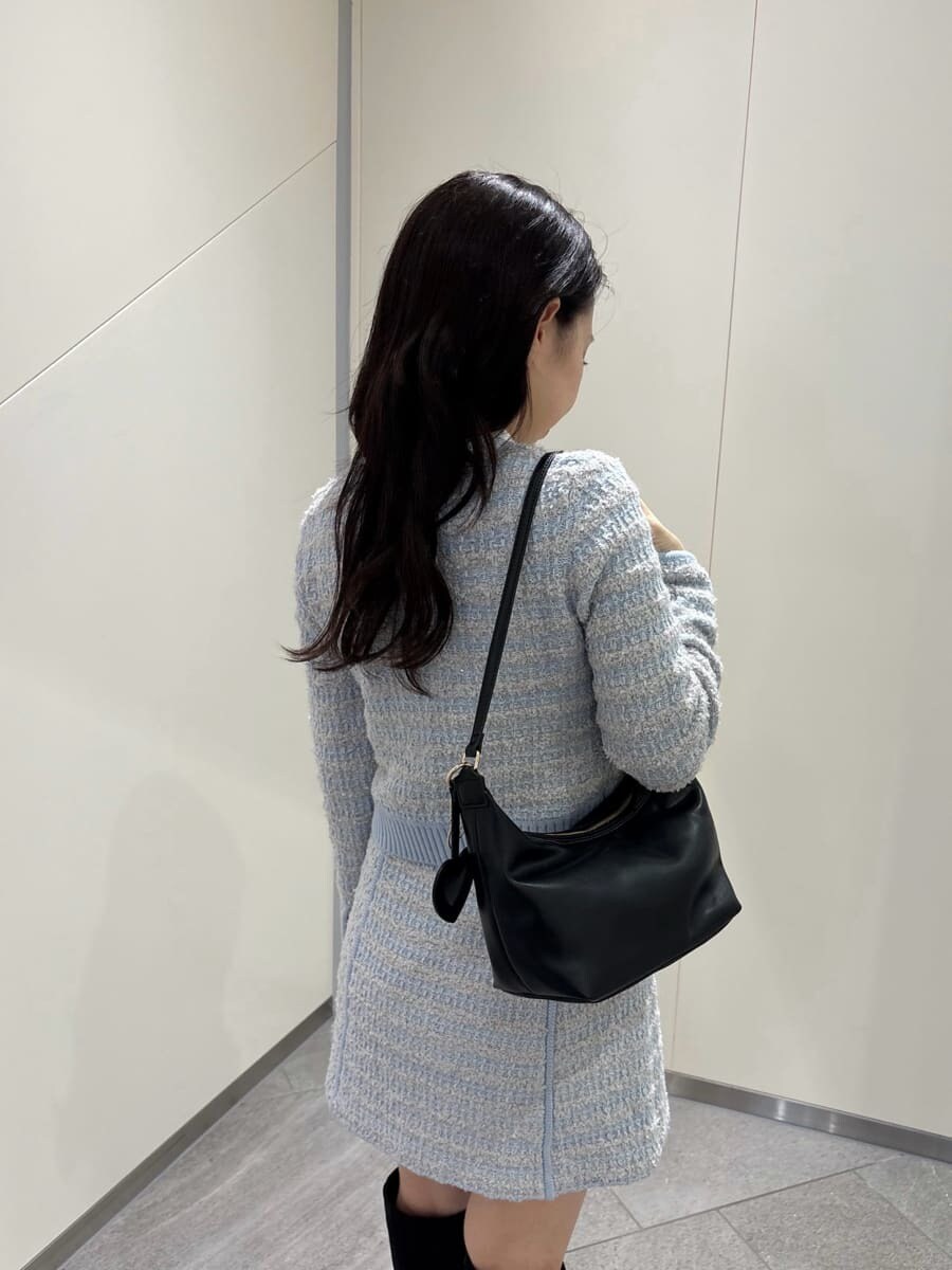 ブルー系のスカート、ホワイト系のTシャツ/カットソー、その他のブーツを着用したレディースの夏コーディネートの8枚目の写真