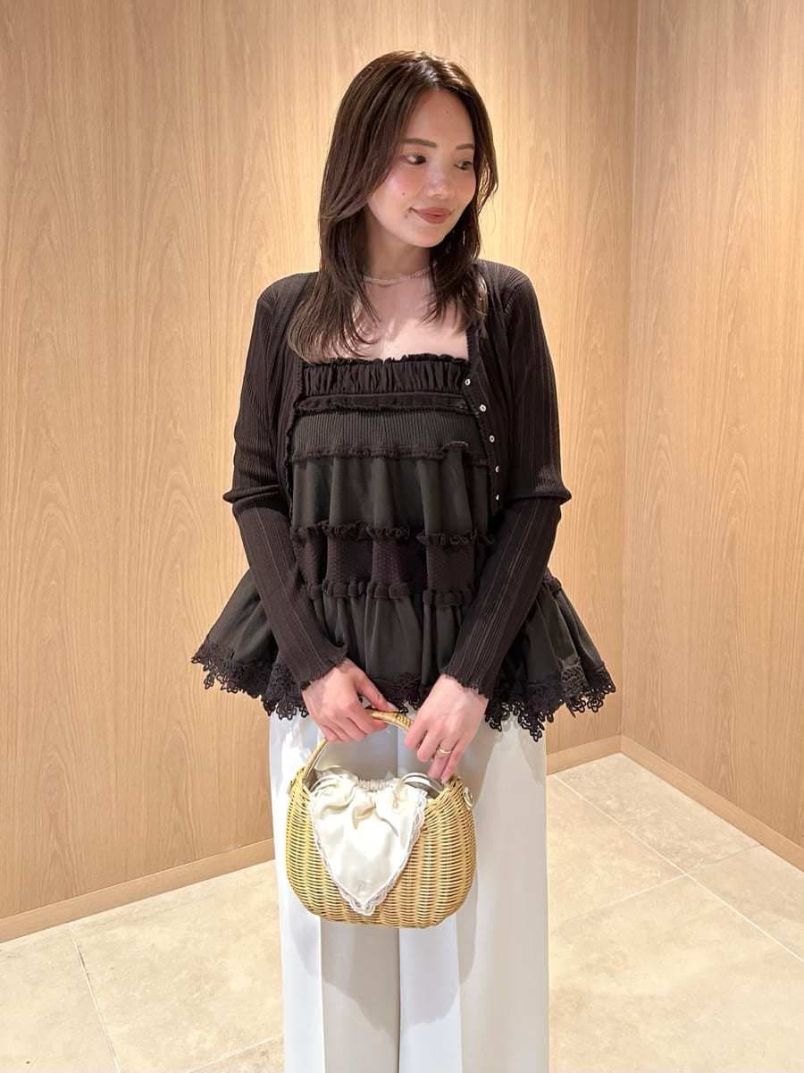 ホワイト系のかごバッグ、ホワイト系のその他パンツ、ブラウン系のニット/セーターを着用したレディースの夏コーディネートの2枚目の写真