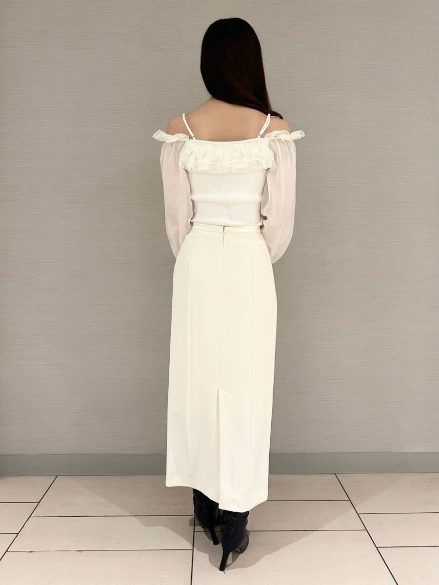 ホワイト系のスカート、ホワイト系のニット/セーター、イエロー系のボストンバッグを着用したレディースの冬コーディネートの3枚目の写真