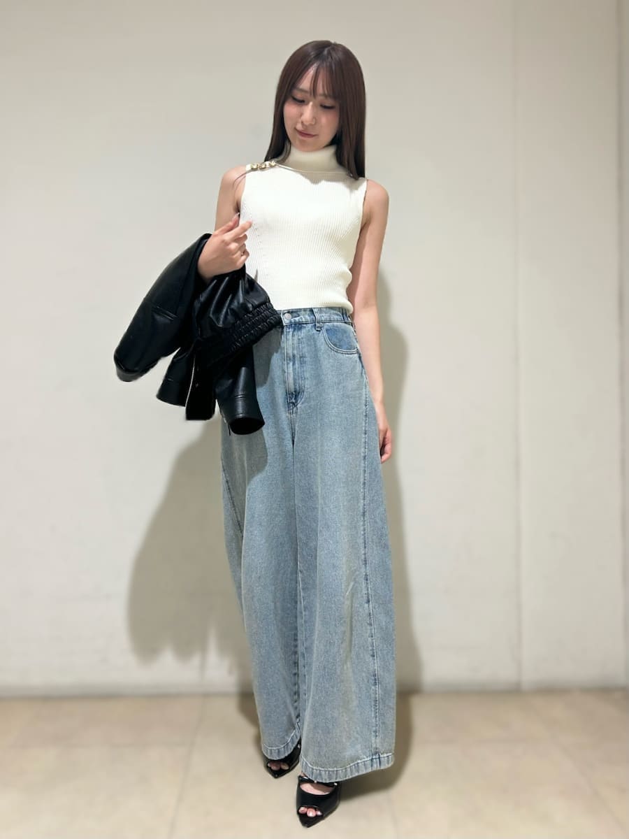 ブラック系のブルゾン、ブルー系のデニムパンツ、ホワイト系のニット/セーターを着用したレディースの夏コーディネートの3枚目の写真