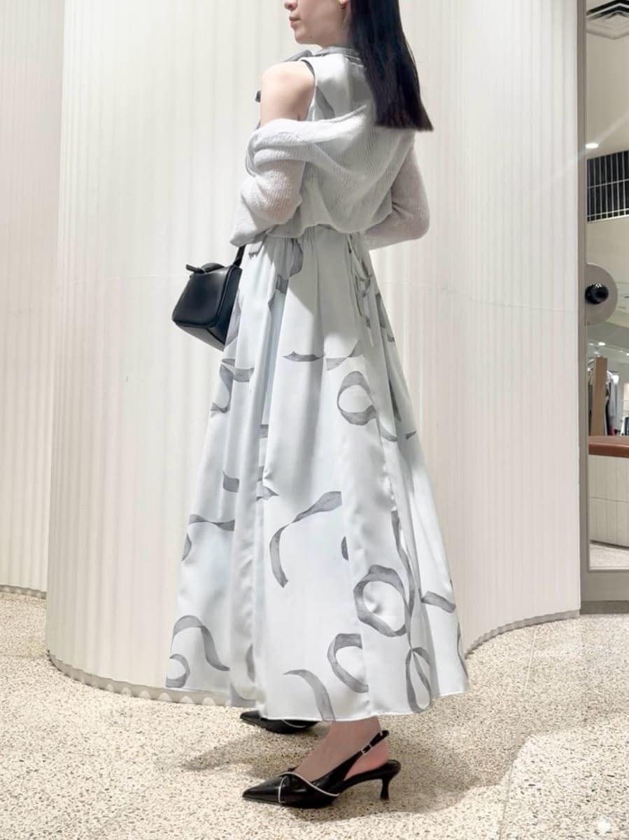 ブルー系のワンピース、ブラック系のパンプス、ブラック系のボストンバッグを着用したレディースの冬コーディネートの2枚目の写真