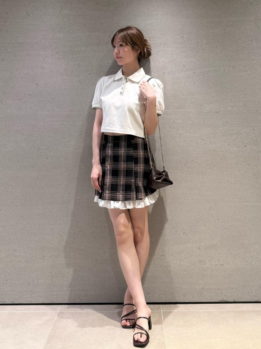その他のその他パンツ、ホワイト系のポロシャツ、ブラウン系のサンダルを着用したレディースの春コーディネートの5枚目の写真