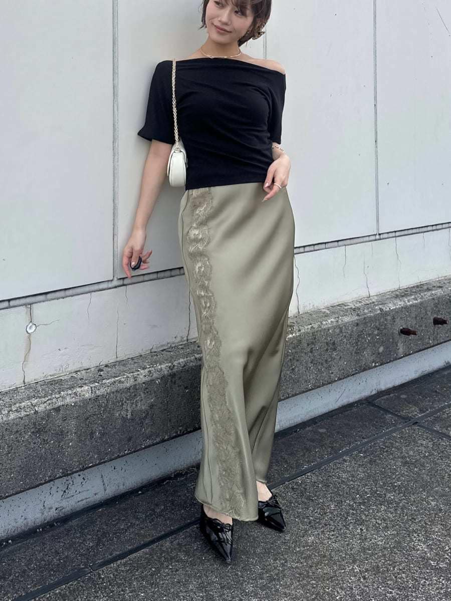 ホワイト系のショルダーバッグ、グリーン系のスカート、ブラック系のTシャツ/カットソーを着用したレディースの夏コーディネートの5枚目の写真