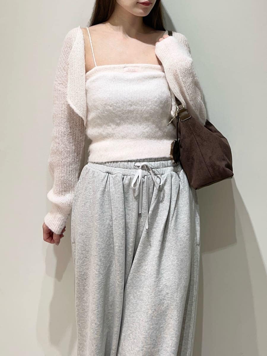 グレー系のその他パンツ、ピンク系のカーディガン/ボレロ、ブラウン系のサンダルを着用したレディースの秋コーディネートの2枚目の写真