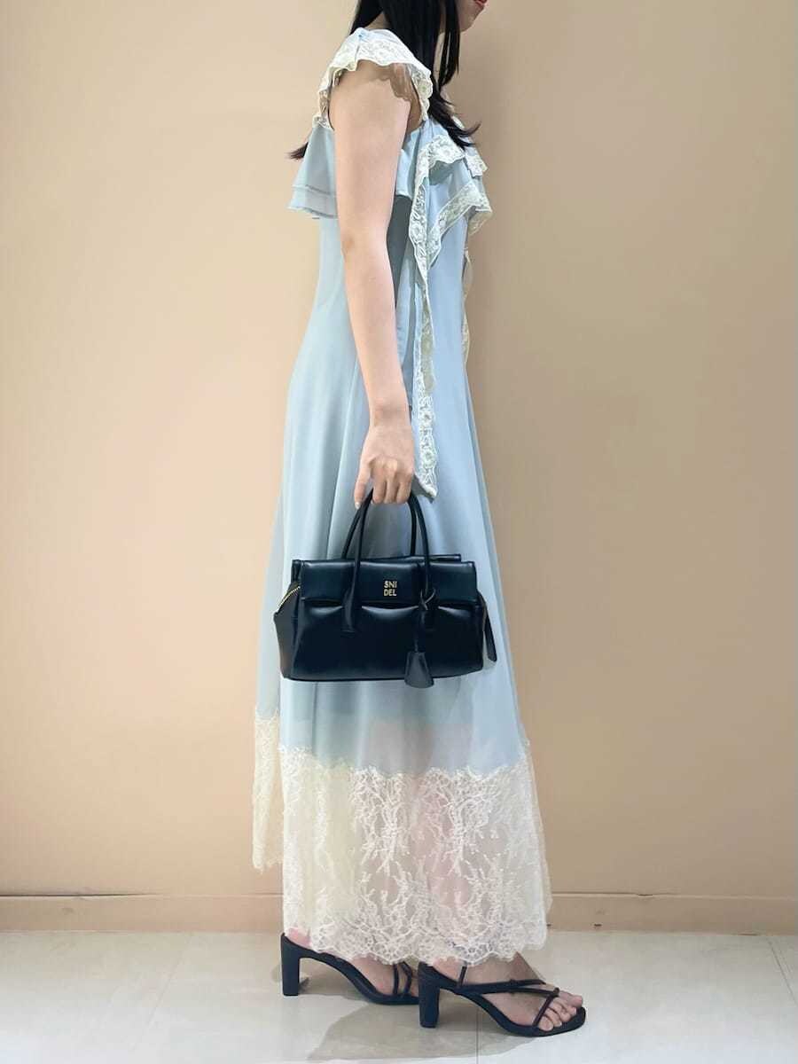 ブラック系のサンダル、ブルー系のワンピース、ブラック系のボストンバッグを着用したレディースの夏コーディネートの4枚目の写真