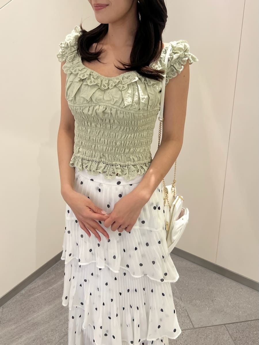 その他のスカート、グリーン系のシャツ/ブラウス、ホワイト系のショルダーバッグを着用したレディースの春コーディネートの4枚目の写真