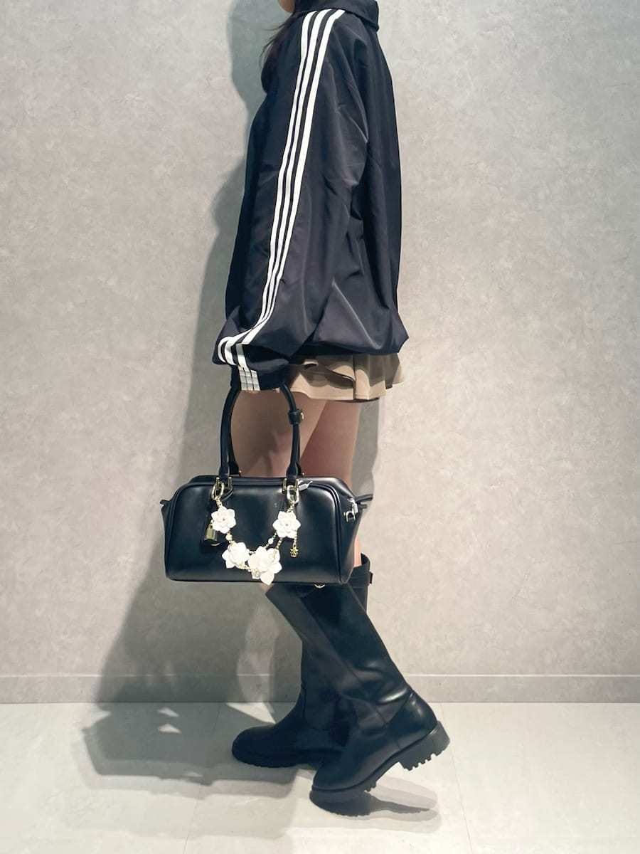 ブラウン系のその他パンツ、ブラック系のブルゾン、ブラック系のボストンバッグを着用したレディースの冬コーディネートの2枚目の写真