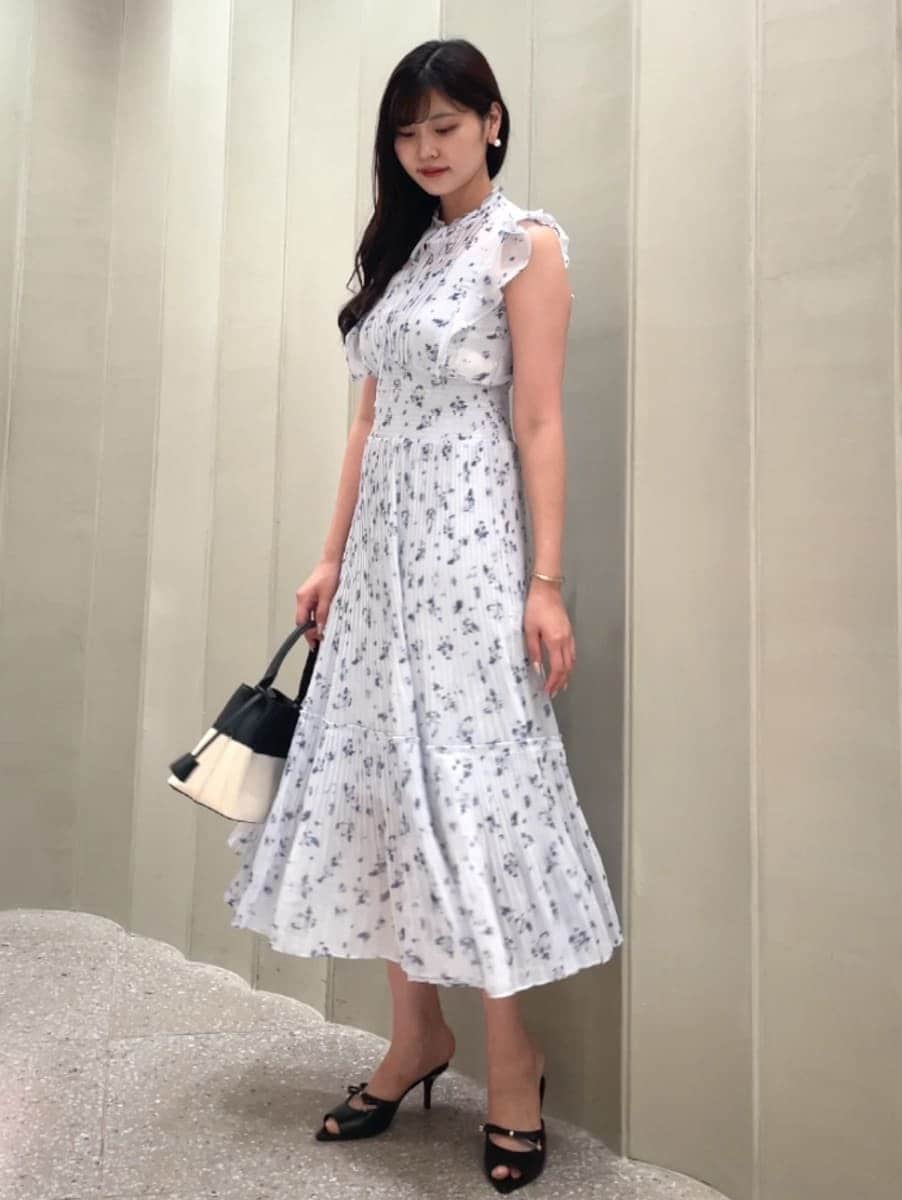 その他のハンドバッグ、ブルー系のワンピース、ブラック系のサンダルを着用したレディースの夏コーディネートの2枚目の写真