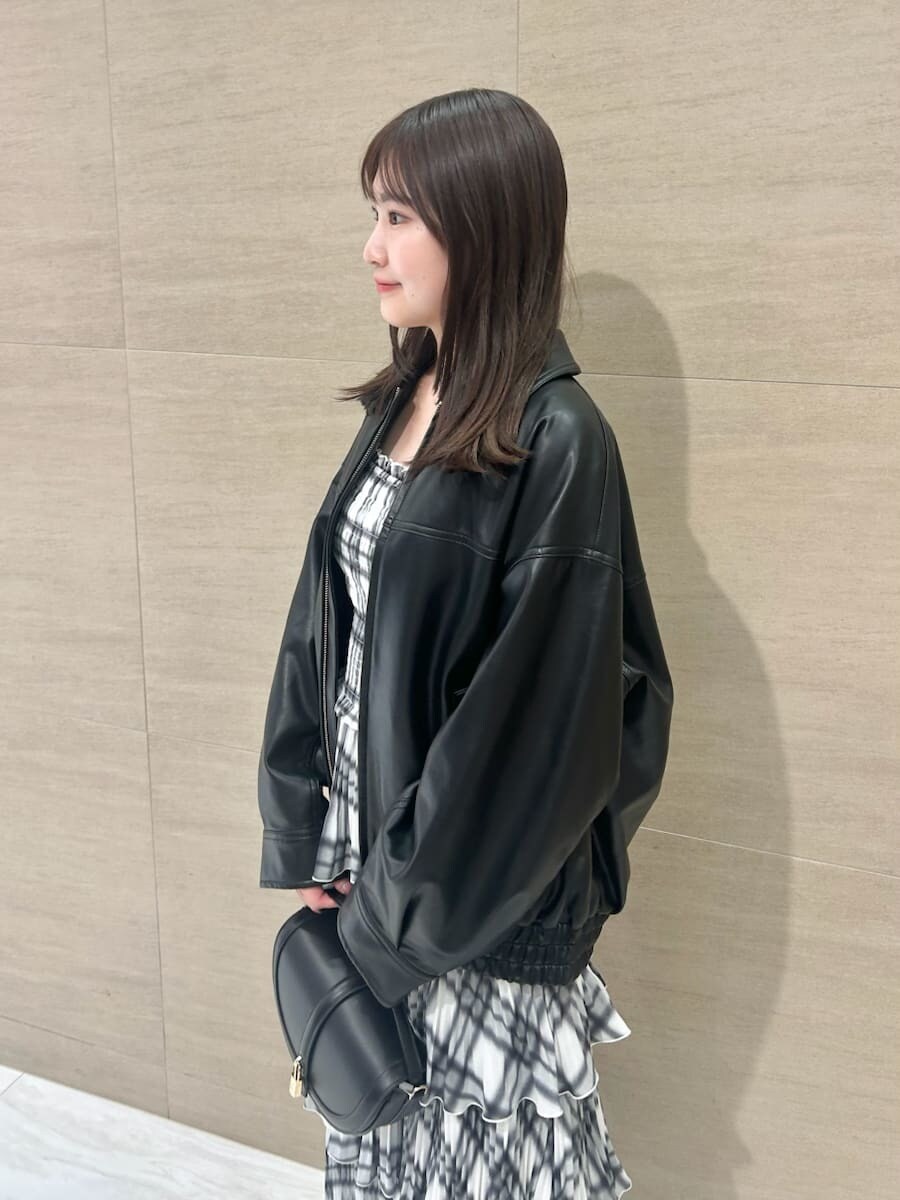 その他のワンピース、ブラック系のブルゾン、ブラック系のハンドバッグを着用したレディースの秋コーディネートの4枚目の写真