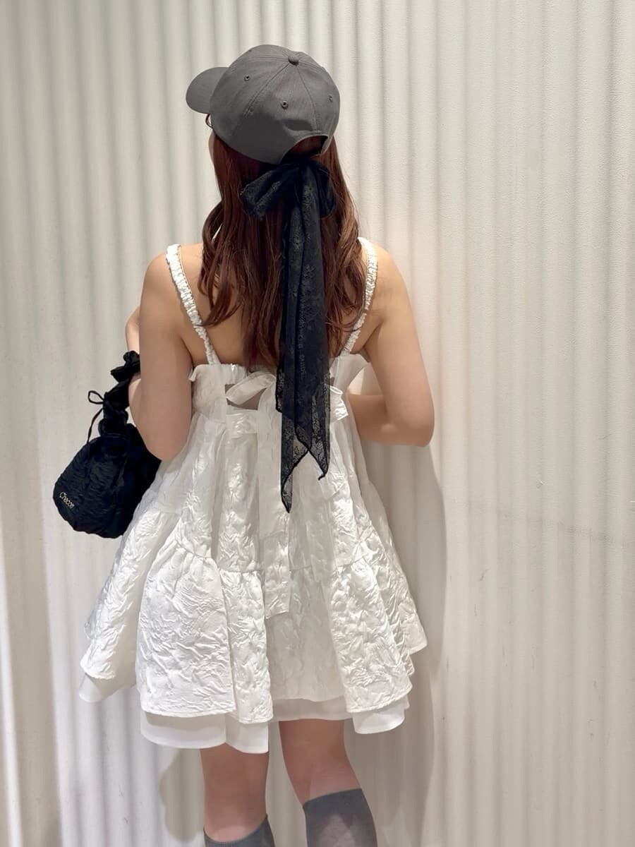 その他のパンプス、グレー系のキャップを着用したレディースの春コーディネートの7枚目の写真