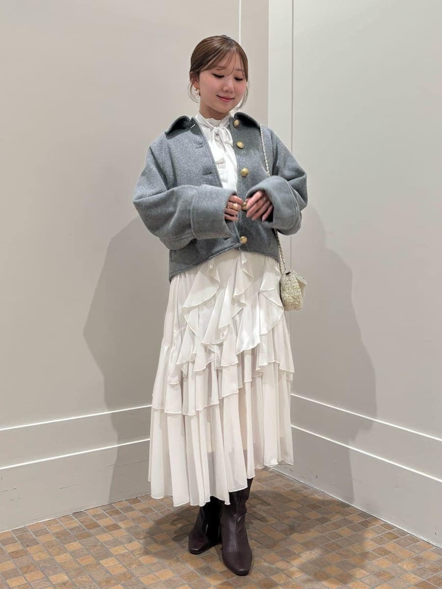 グレー系のブルゾン、ホワイト系のシャツ/ブラウス、ホワイト系のスカートを着用したレディースの秋コーディネートの2枚目の写真