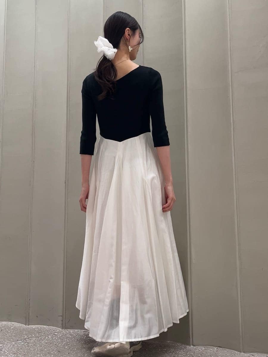 ホワイト系のショルダーバッグ、シルバー系のスニーカー、その他のワンピースを着用したレディースの冬コーディネートの8枚目の写真