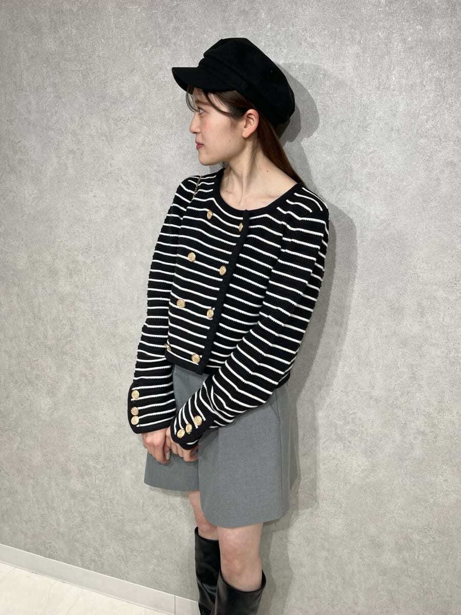 ブラック系のブーツ、その他のノーカラージャケット、ホワイト系のショルダーバッグを着用したレディースの冬コーディネートの4枚目の写真