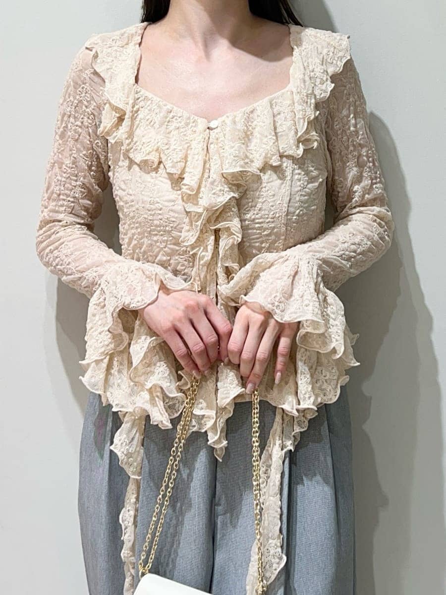 ピンク系のTシャツ/カットソー、ブラック系のパンプス、ホワイト系のショルダーバッグを着用したレディースの春コーディネートの2枚目の写真
