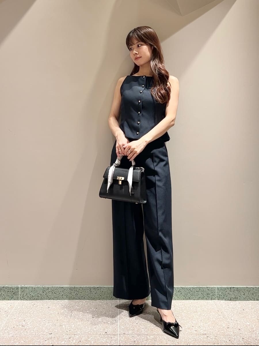 ブルー系のキャミソール、ブルー系のその他パンツ、ブラック系のハンドバッグを着用したレディースの秋コーディネートの5枚目の写真