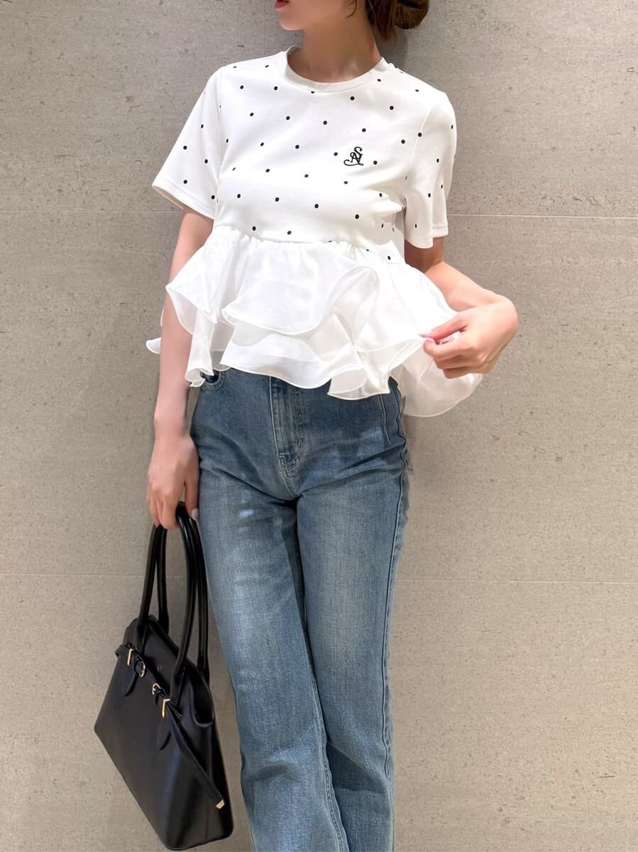 その他のTシャツ/カットソー、ブラック系のボストンバッグを着用したレディースの夏コーディネートの3枚目の写真