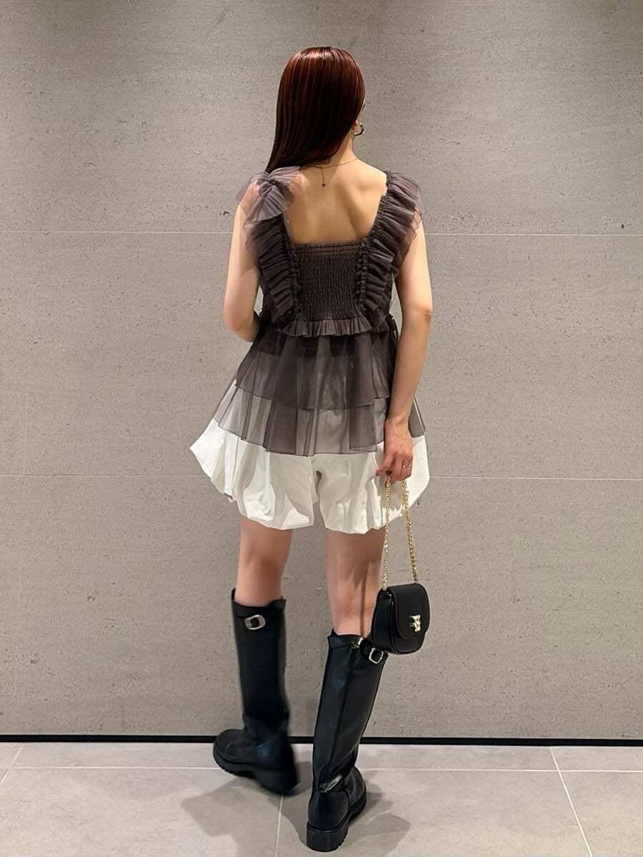 ホワイト系のその他パンツ、グレー系のシャツ/ブラウス、ブラック系のショルダーバッグを着用したレディースの春コーディネートの2枚目の写真