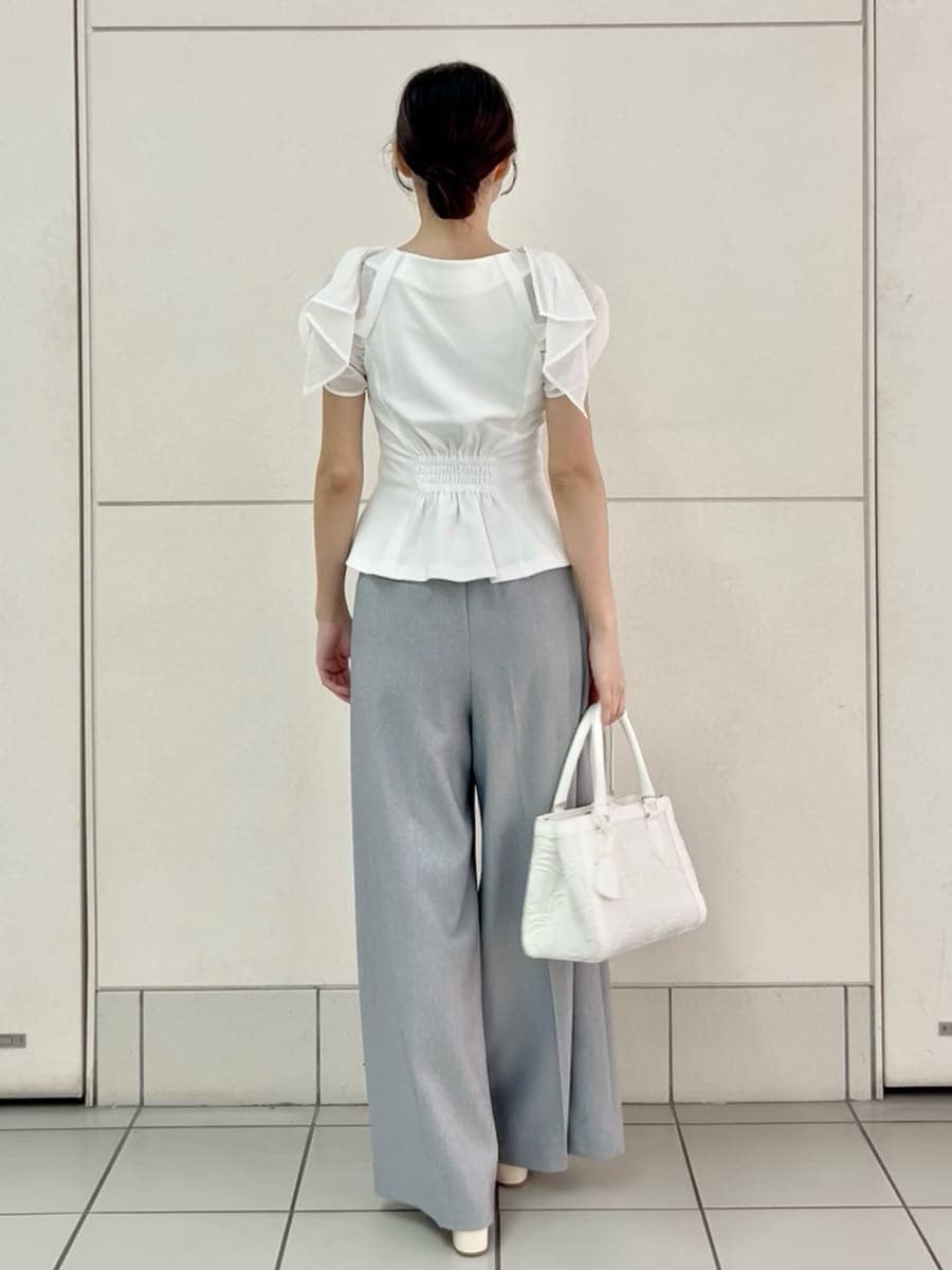 グレー系のその他パンツ、ホワイト系のTシャツ/カットソー、ホワイト系のハンドバッグを着用したレディースの夏コーディネートの4枚目の写真