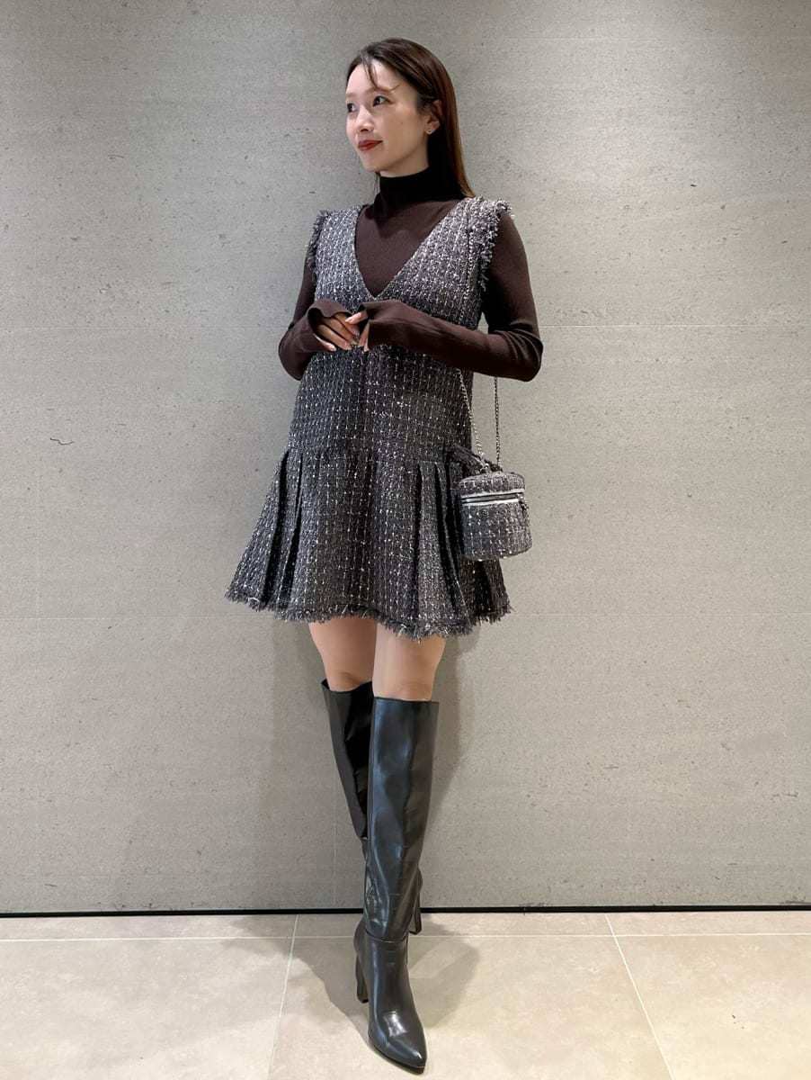 グレー系のワンピース、ブラウン系のニット/セーター、グレー系のハンドバッグを着用したレディースの秋コーディネートの7枚目の写真