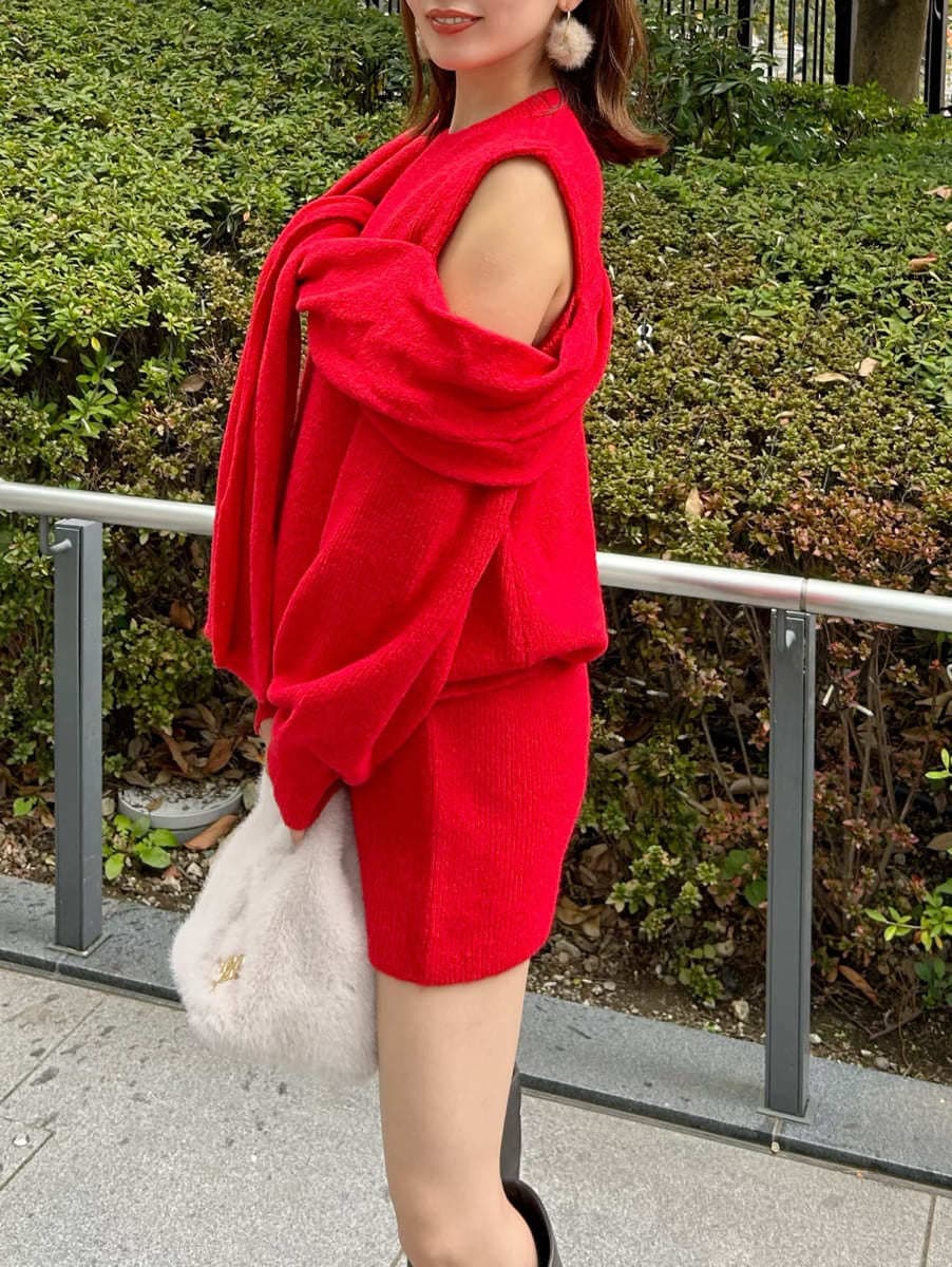 グレー系のブーツ、レッド系のその他パンツ、レッド系のニット/セーターを着用したレディースの冬コーディネートの2枚目の写真