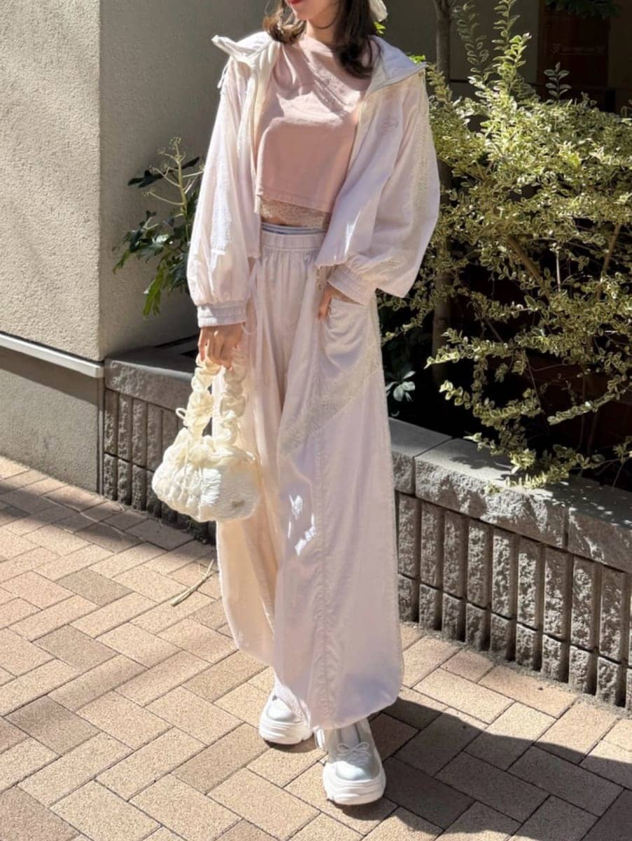 ホワイト系のブルゾン、ホワイト系のその他パンツ、ピンク系のTシャツ/カットソーを着用したレディースの春コーディネートの7枚目の写真