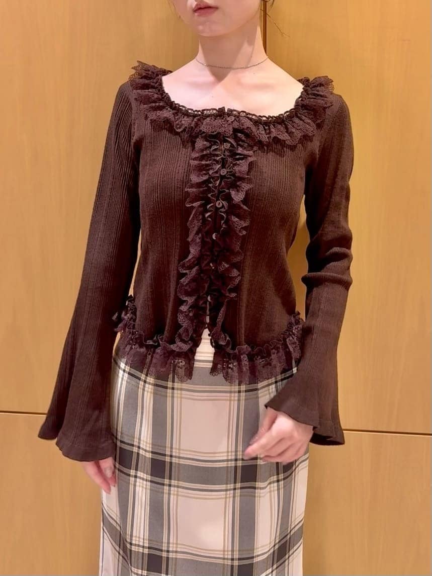 その他のスカート、ブラウン系のニット/セーター、ブラウン系のサンダルを着用したレディースの夏コーディネートの4枚目の写真